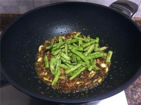 放入四季豆翻炒20秒。
