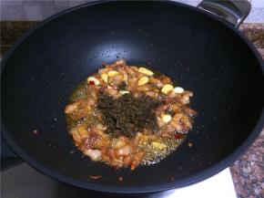 放入芽菜翻炒20秒。