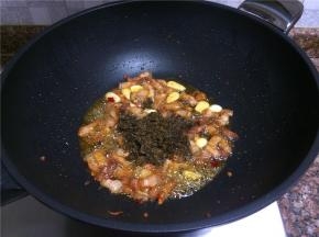 放入芽菜翻炒20秒。