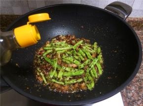 倒入适量生抽翻炒10秒即可出锅。