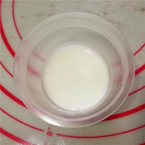 取一勺酸奶放入一个小碗内。