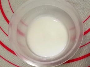 取一勺酸奶放入一个小碗内。