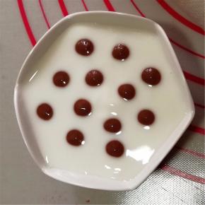 将巧克力奶酪酱滴在酸奶上