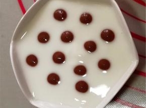 将巧克力奶酪酱滴在酸奶上