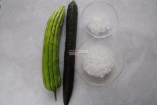 准备好食材，挑选苦瓜有诀窍，表面纹理平滑的苦瓜相对来说不太苦，要是吃不了苦的亲买的时候可要注意啦~