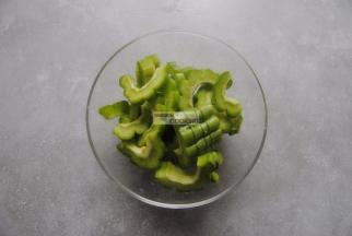 切成小块，小块的搅打起来不吃力。