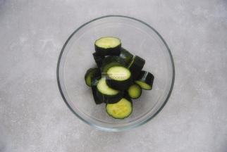 顺道把黄瓜也洗净切小块备用。