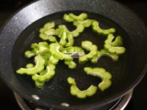 烧开一锅清水，将苦瓜放入焯水半分钟后立即捞出。这里需要注意的是，因为苦瓜含有的草酸比较多，需要焯水才能去除，但因为苦瓜的营养成分主要苦瓜素，焯水时间过久会导致苦瓜素流失严重，因此焯水不宜超过1分钟。