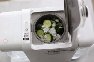 将苦瓜，黄盖和冰糖放入九阳K61豆浆机内，也可以用普通的榨汁机，但需要手动往里加水