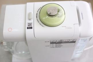 启动九阳豆浆机的果汁键，机器会自动往里加入纯净水，大约5分钟就能喝上了。