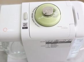 启动九阳豆浆机的果汁键，机器会自动往里加入纯净水，大约5分钟就能喝上了。