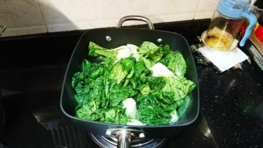 小白菜洗净；鸡胸用盐腌20分钟切粒；
锅里放入油、蒜盐、糖烧热后放入小白菜