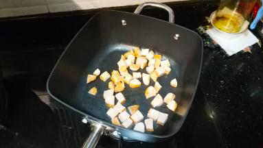 锅里倒入鸡胸粒翻炒至熟透
