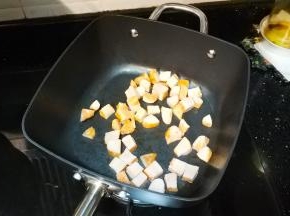 锅里倒入鸡胸粒翻炒至熟透