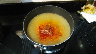 放入一整包汤料包煮1分钟