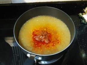 放入一整包汤料包煮1分钟