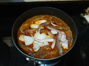 放入海鲜类、椰浆煮7分钟至熟