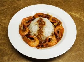 淋上汤汁围上海鲜