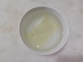 剩余的4克吉利丁片提前泡软。