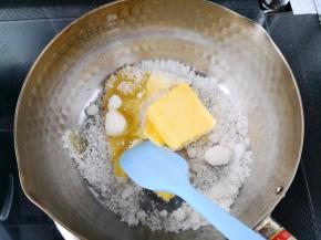 把绵白糖，黄油，蜂蜜放入奶锅，开小火加热用刮刀搅拌至融化(注意绵白糖要化开)。 