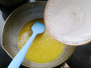 放入小苏打(小苏打提前称好) 