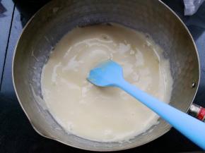 搅拌均匀后关火(加入了小苏打后会有点变白，这是正常的)