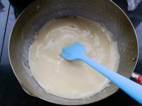 搅拌均匀后关火(加入了小苏打后会有点变白，这是正常的)