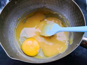稍微晾一小会儿再加鸡蛋，不要把鸡蛋烫熟了，加入鸡蛋后快速搅匀。（做八寸所有食材翻倍，鸡蛋要一个一个加）