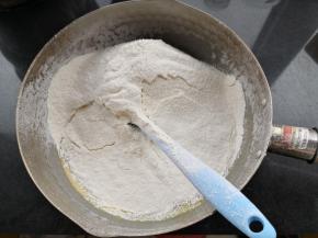 筛入面粉，用刮刀翻拌至无干粉(或者带上手套揉) 