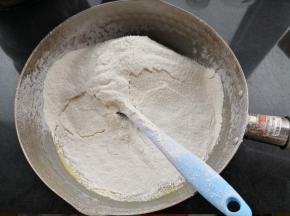 筛入面粉，用刮刀翻拌至无干粉(或者带上手套揉) 