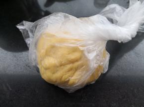 做好的面团包上保鲜膜或放保鲜袋里，放冰箱冷藏30分钟(面团不要过度揉，不然一会擀皮的时候会回缩) 