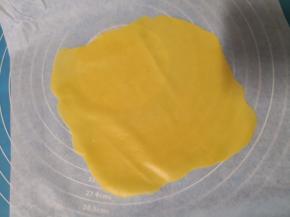 每份面团放在油纸上擀成1mm左右的厚度(准备三张油纸，循环使用就可以了) 