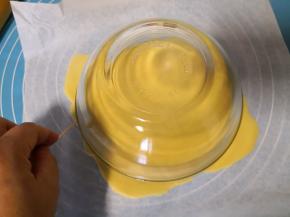 如果有6寸慕斯圈，可以直接压出一个圆形，没有慕斯圈也没关系，可以找一个相当于6寸的盘子或碗倒扣在上面，用牙签在周围划一圈。 