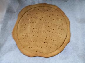 烤箱180度预热好之后，放入中层烤10分钟(每张皮烤10分钟)，刚烤好的时候是软的不用担心晾凉就硬了