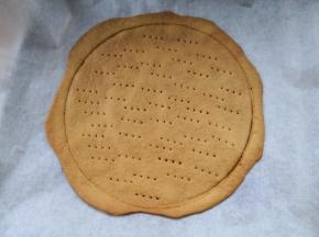 烤箱180度预热好之后，放入中层烤10分钟(每张皮烤10分钟)，刚烤好的时候是软的不用担心晾凉就硬了