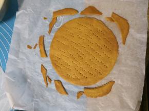 然后把多余的地方掰下来(如果晾凉还是软的，可能是烤的时间不够，或者饼皮擀厚了) 