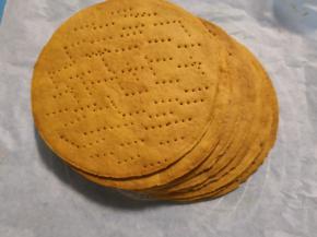 8张饼皮都烤好了，放一边备用。