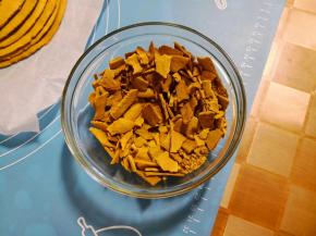 掰下来的多余饼皮放入料理机打成粉