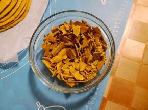 掰下来的多余饼皮放入料理机打成粉
