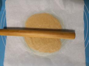 没有料理机的可以放入塑料袋用擀面杖擀碎，尽量碎一些，吃起来口感更好（我是把边角料倒在油纸上，上面再放一张油纸擀的）