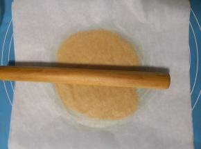 没有料理机的可以放入塑料袋用擀面杖擀碎，尽量碎一些，吃起来口感更好（我是把边角料倒在油纸上，上面再放一张油纸擀的）