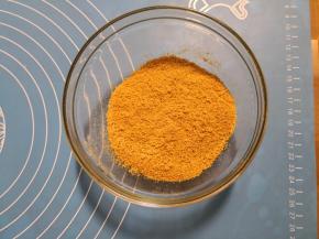 擀好的饼皮粉还挺细的