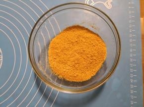 擀好的饼皮粉还挺细的