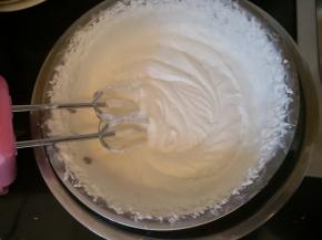 淡奶油打至7分发的时候放入炼乳，再打十几秒就可以了(奶油不要打的太硬