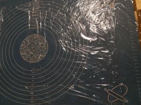 取两份保鲜膜十字摆放（以可以包住提拉米苏的长度为好）