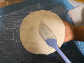把奶油分成9份(有一份最后抹四周的)，每层饼皮抹的奶油量最好一致，这样成品出来后不但切面均匀漂亮，还避免奶油抹少的饼皮发硬。奶油涂抹均匀放在保鲜膜上。