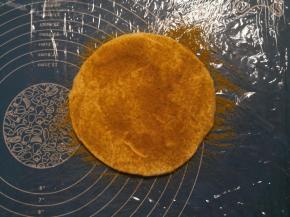 把打好的饼皮粉均匀的筛在上面。然后重复8次这样的操作。