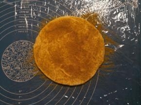 把打好的饼皮粉均匀的筛在上面。然后重复8次这样的操作。