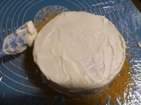 8层都做好之后把剩下的那份奶油抹在四周。