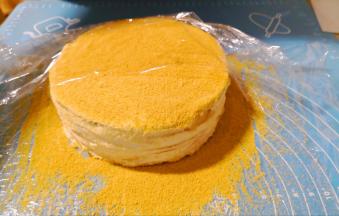 最后把剩余的饼皮粉筛在表面